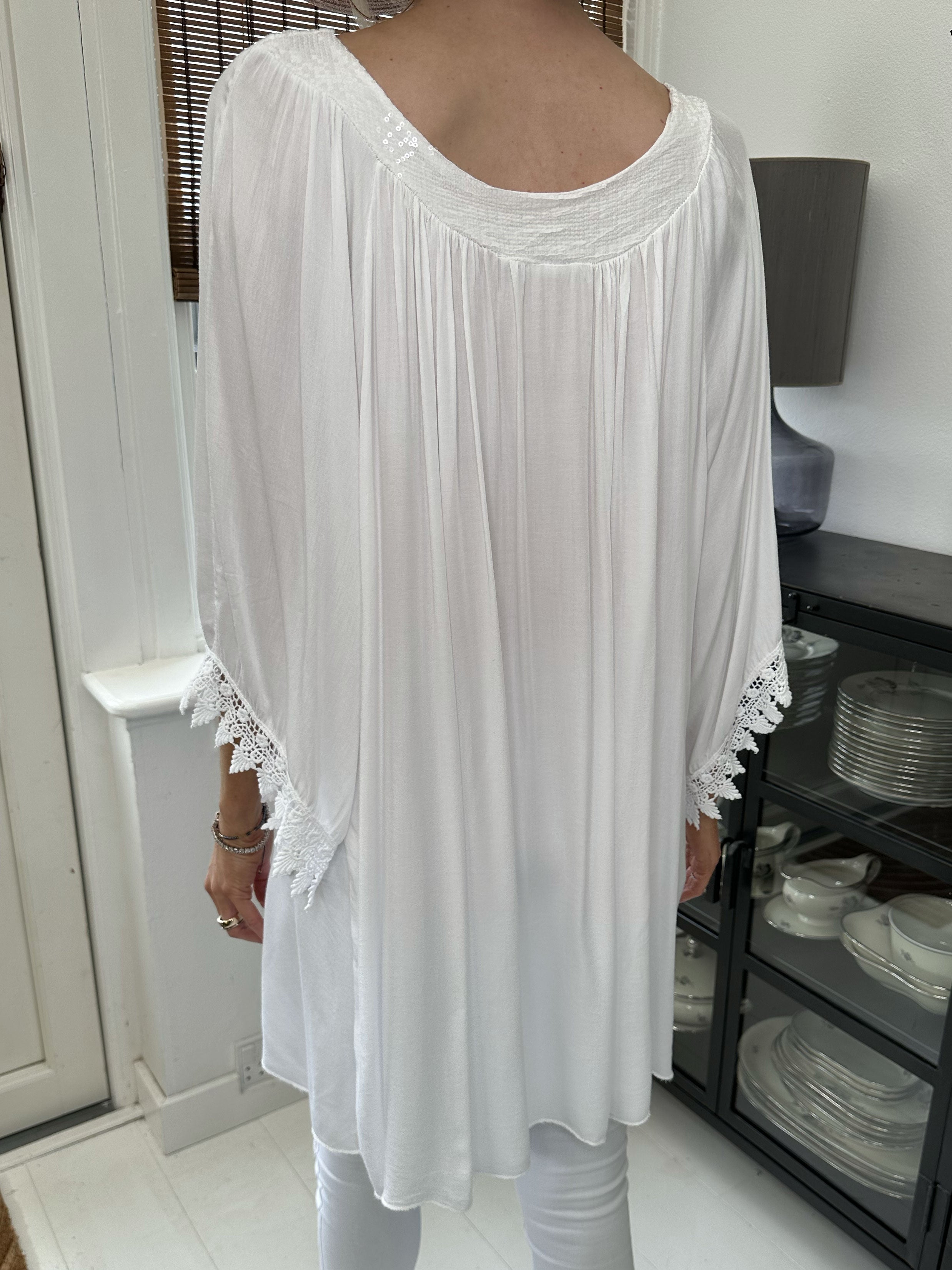 Dolores - Tunikaklänning med paljetter och broderier på ärmen